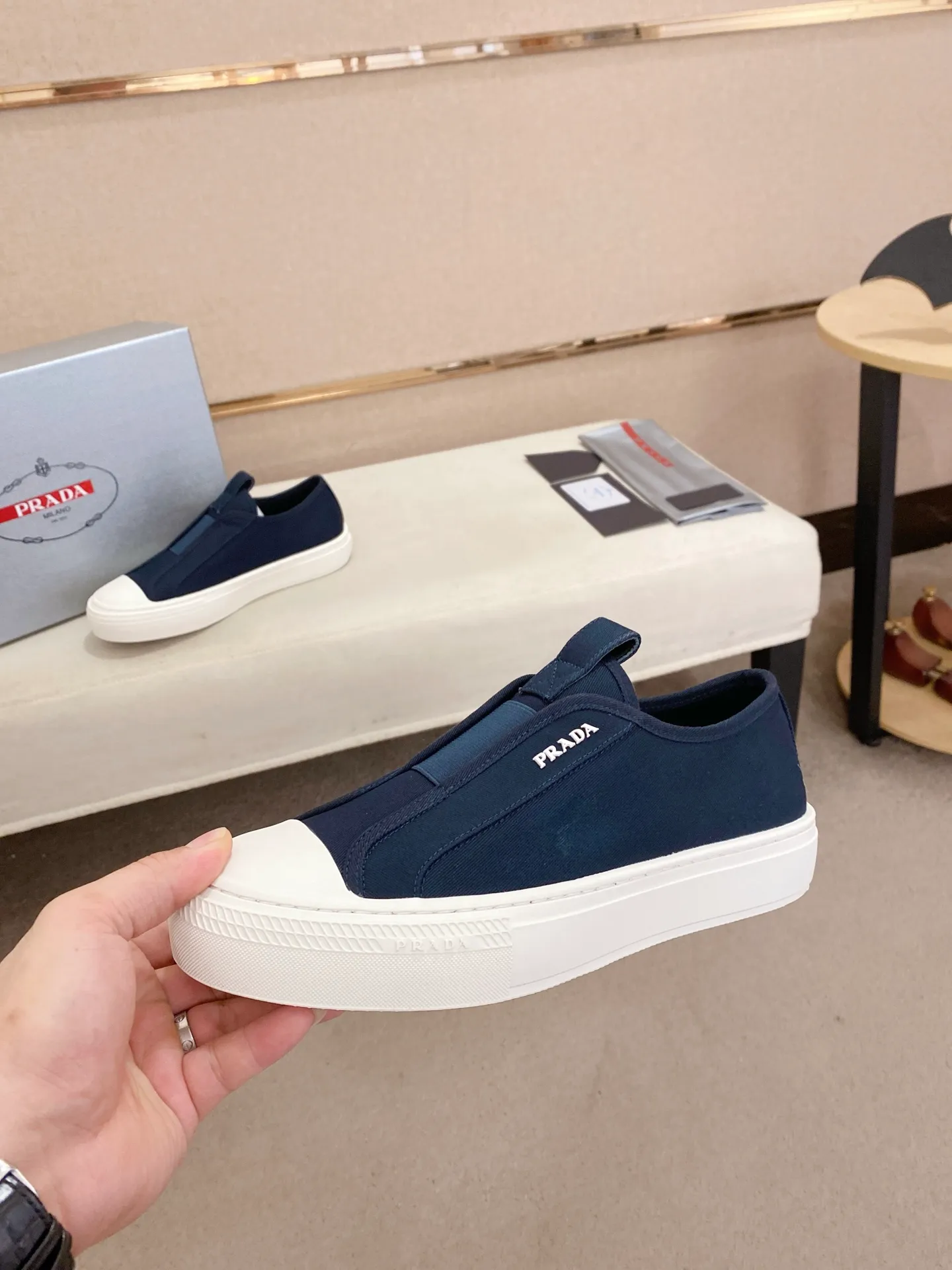 Factory price 580💰 ✔️✔️✔️High version High-quality new PRADA counters are on the market at the same time. The new men's shoes and 😘fabrics are selected from first-layer cowhide and are made by pure handicrafts. Lining: Full cowhide lining. 👍🏿 High-end ☄️ air-cushion molded anti-slip rubber outsole, exquisite lines, simple and elegant, comfortable and high-end for leisure travel. Code number: 38 to 44 (45 can be customized)